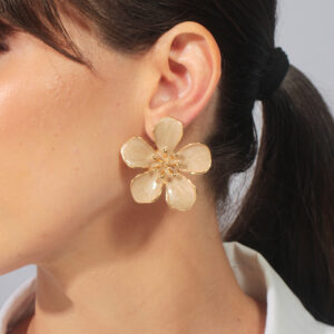 Maxi Brinco flor resinado na cor nude (pino de inox)