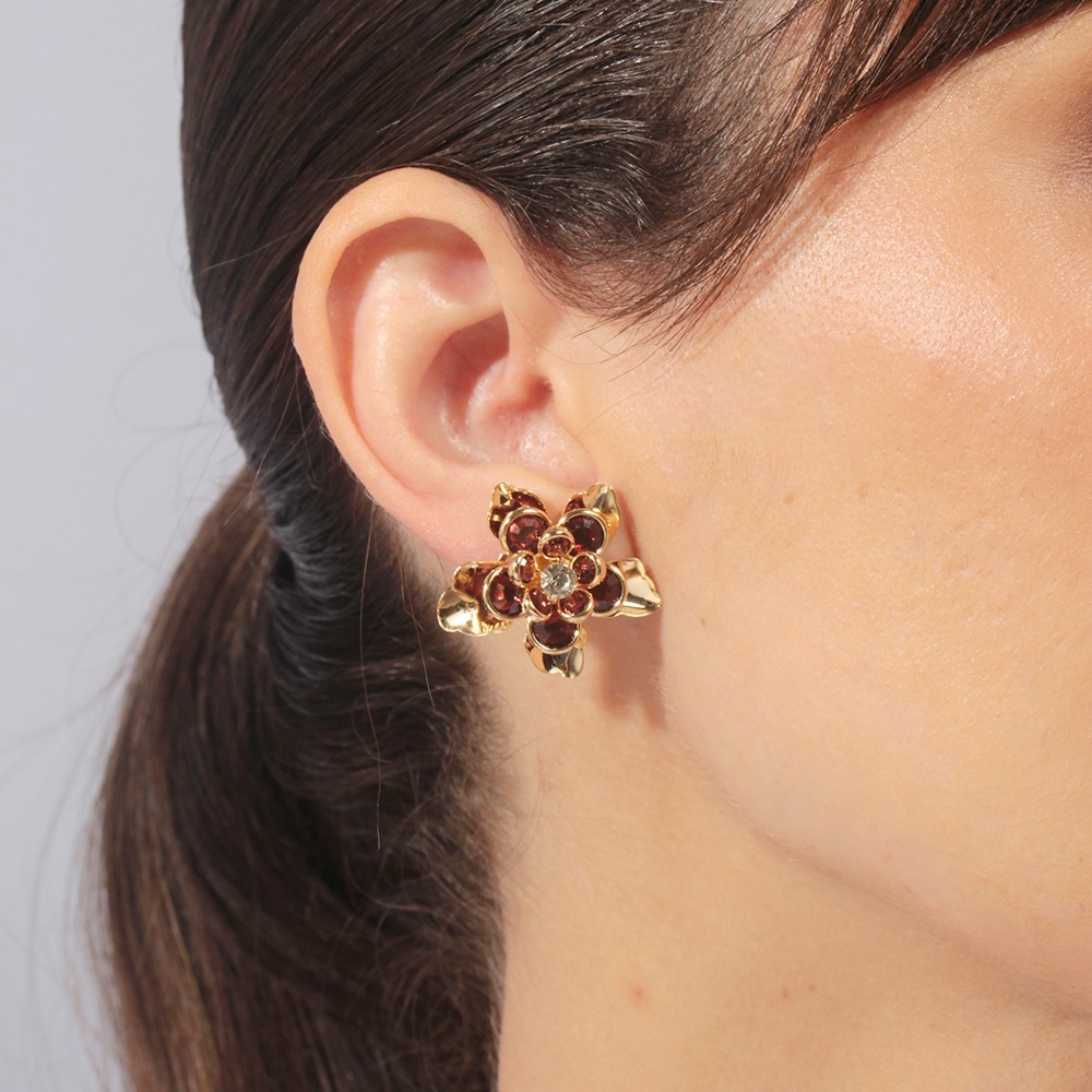 Brinco flor detalhado com pedras na cor marrom banhado em ouro 18k