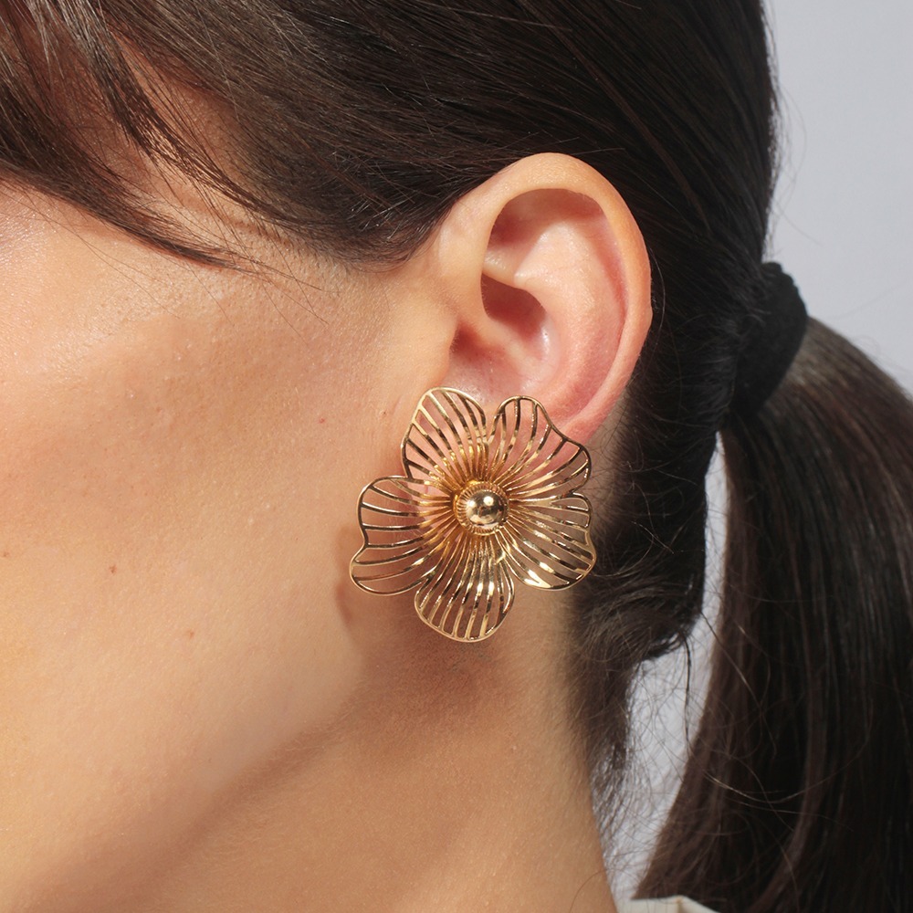 Brinco flor chapa vazada banhado em ouro 18k