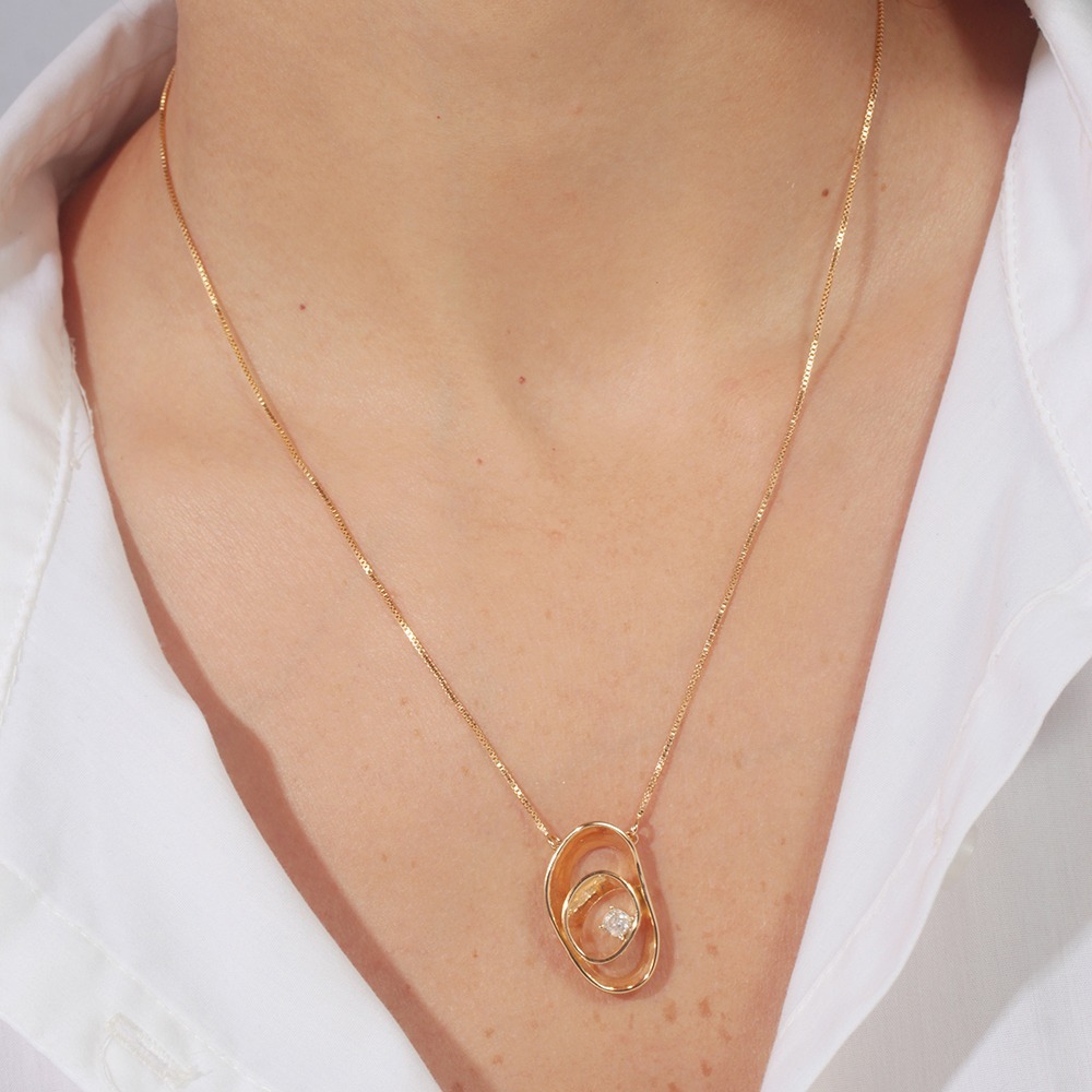 Colar com pingente design orgânico com zircônia delicada banhado em ouro 18k