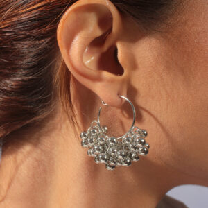 Argola aro com pompons de bolinhas lisas banhado em ouro branco