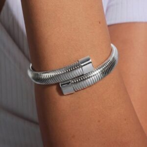 Bracelete design salamandra rígido banhado em ouro branco