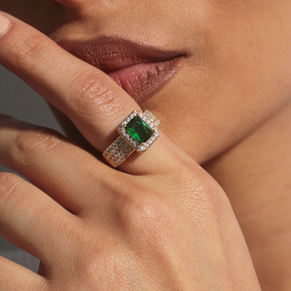 Anel halo zircônia retangular esmeralda banhado em ouro 18k