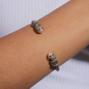 Bracelete torcido texturizado com detalhes cravejado e pérola banhado em ouro branco