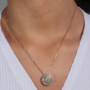 Colar com pingente oval inteiro cravejado banhado em ouro 18k