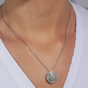 Colar com pingente oval inteiro cravejado banhado em ouro branco