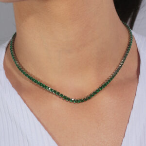 Colar riviera verde esmeralda banhada em ouro branco