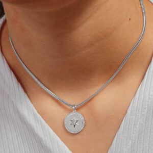 Colar salamandra slim com pingente medalha adorno cravejado estrela no meio banhado em ouro branco