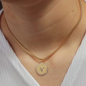 Colar salamandra slim com pingente medalha adorno cravejado estrela no meio banhado em ouro 18k
