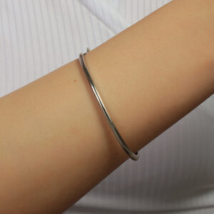 Bracelete slim de encaixe liso banhado em ouro branco