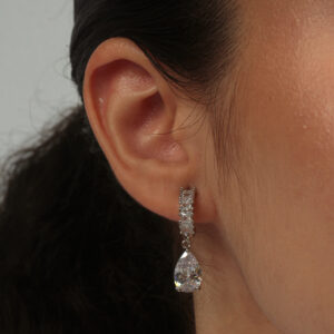 Brinco meia argola cravejada com pingente gota cristal banhado em ouro branco