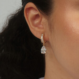 Brinco meia argola cravejada com pingente gota cristal banhado em ouro 18k