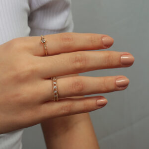 Kit de anéis solitário slim e aparador texturizado com micro-zircônias banhado em ouro 18k