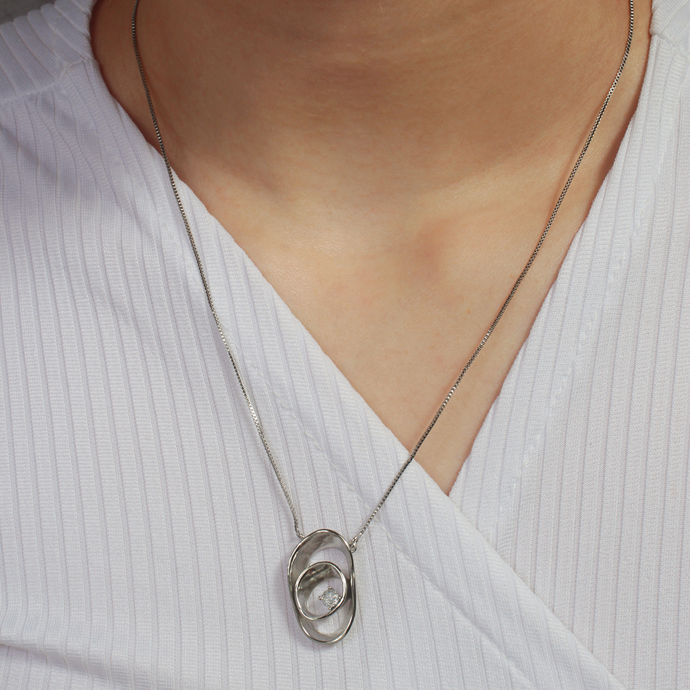 Colar com pingente design orgânico com zircônia delicada banhado em ouro branco