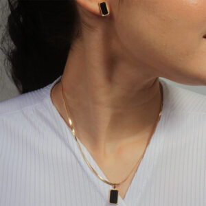 Conjunto colar fita pingente e brinco retangular com resina ônix banhado em ouro 18k