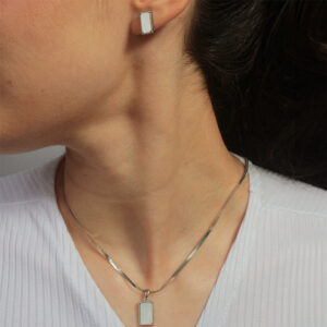 Conjunto colar fita pingente e brinco retangular com resina pérolada banhado em ouro branco