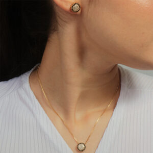 Conjunto redondo pavê cravejado na cor ônix e cristal banhado a ouro 18k