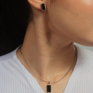 Conjunto colar fita pingente e brinco retangular com resina ônix banhado em ouro branco