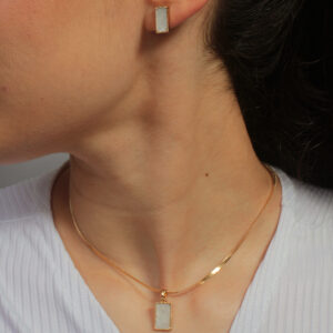 Conjunto colar fita pingente e brinco retangular com resina pérolada banhado em ouro 18k