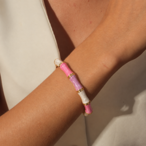 Bracelete resinado pink,lilás e branco banhado em ouro 18k