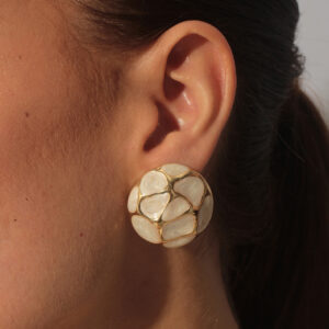 Brinco meia bola orgânico resinado cor off-white banhado em ouro 18k
