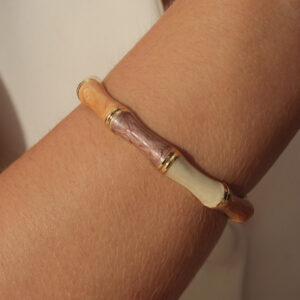 Bracelete resinado marrom, rosé, off banhado em ouro 18k