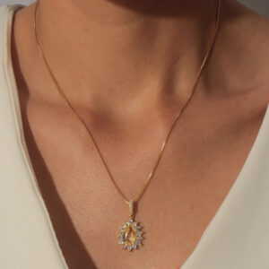 Colar com pingente gota amarela adorno cravejado banhado em ouro 18k