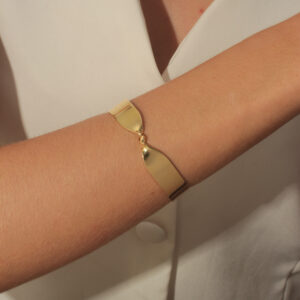 Bracelete liso com meio torcido banhado em ouro 18k