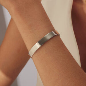 Bracelete liso banhado em ouro branco