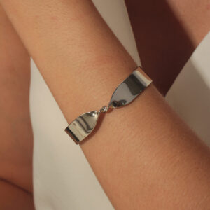 Bracelete liso com meio torcido banhado em ouro branco