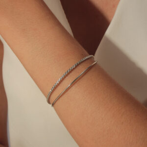 Bracelete duplo fio liso e torcido banhado em ouro branco