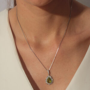 Colar com pingente gota verde-lima adorno cravejado banhado em ouro branco