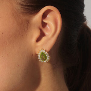 Brinco gota pedra verde-lima com adorno cravejado banhado em ouro 18k