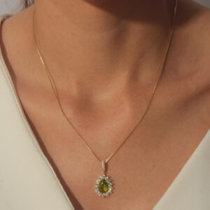 Colar com pingente gota verde-lima adorno cravejado banhado em ouro 18k
