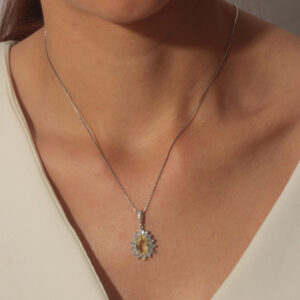 Colar com pingente gota amarela adorno cravejado banhado em ouro branco