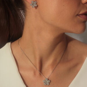 Conjunto flor navetes cristais banhado em ouro branco